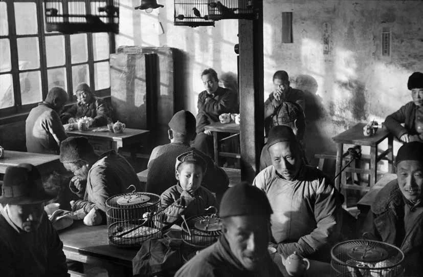 早上九點的茶館，攜著鳥籠來喝茶的人們，北平，1948年12月。©Fondation Henri Cartier-Bresson / Magnum Photos-圖片